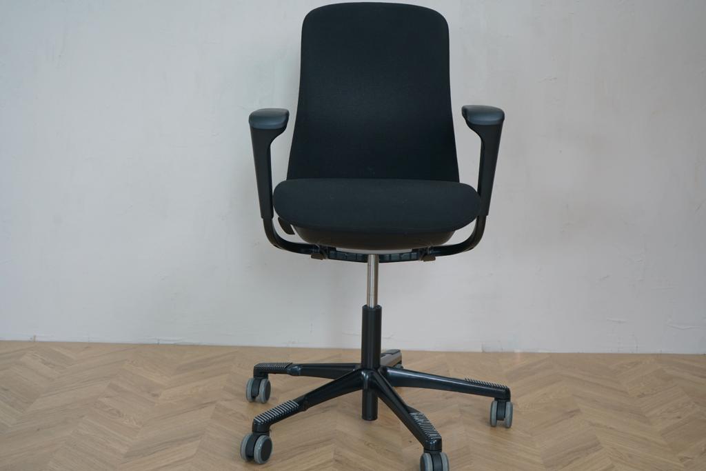 HÅG SoFi kontorstol i sort set forfra – innovativ og ergonomisk kontorstol